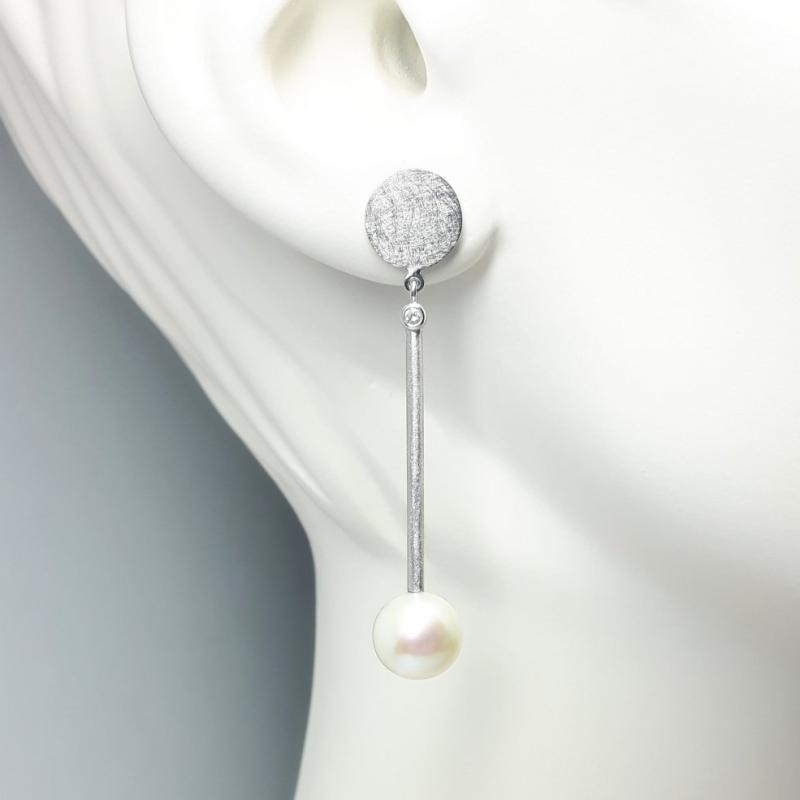 Boucles d'oreilles en or blanc 18kt, perles d'eau douce Ø10.7mm et brillants. Pièce unique.
