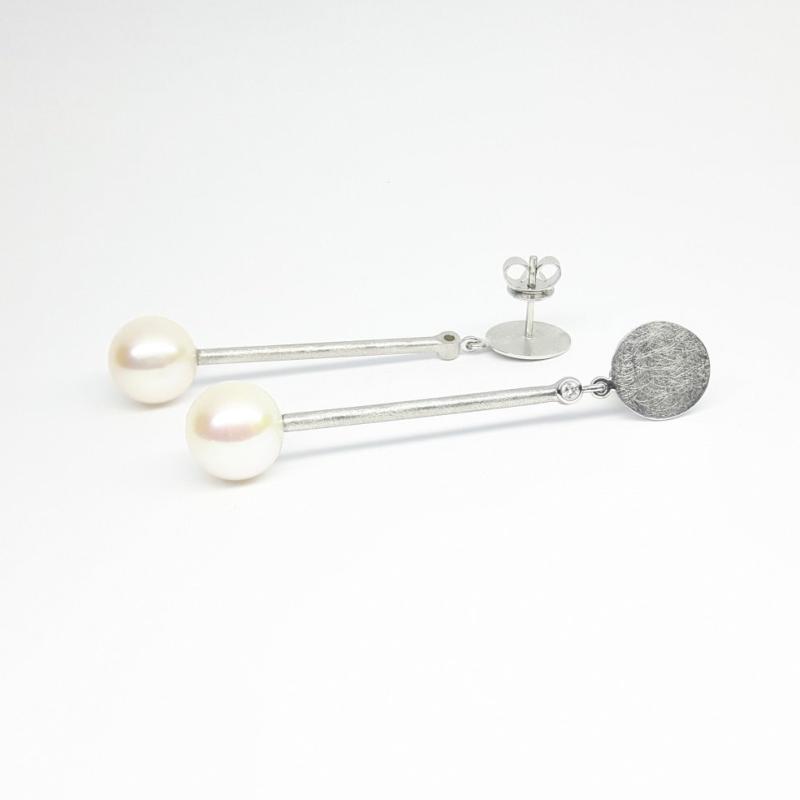 Boucles d'oreilles en or blanc 18kt, perles d'eau douce Ø10.7mm et brillants. Pièce unique.