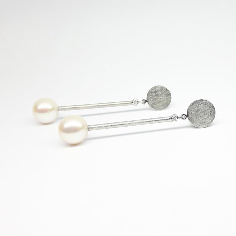 Boucles d'oreilles en or blanc 18kt, perles d'eau douce Ø10.7mm et brillants. Pièce unique.
