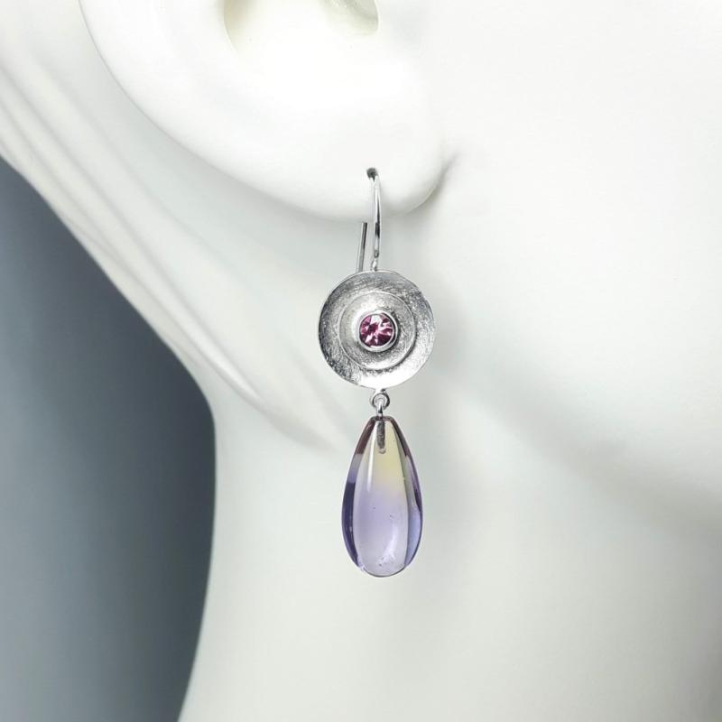 Boucles d'oreilles en or blanc 18kt, tourmaline rose et pampilles en amétrine. Pièce unique.