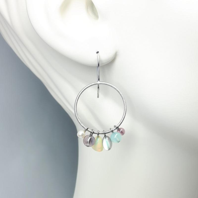 Boucles d'oreilles en or blanc 18kt, tourmaline, labradorite, opale des andes et perles. Pièce unique.