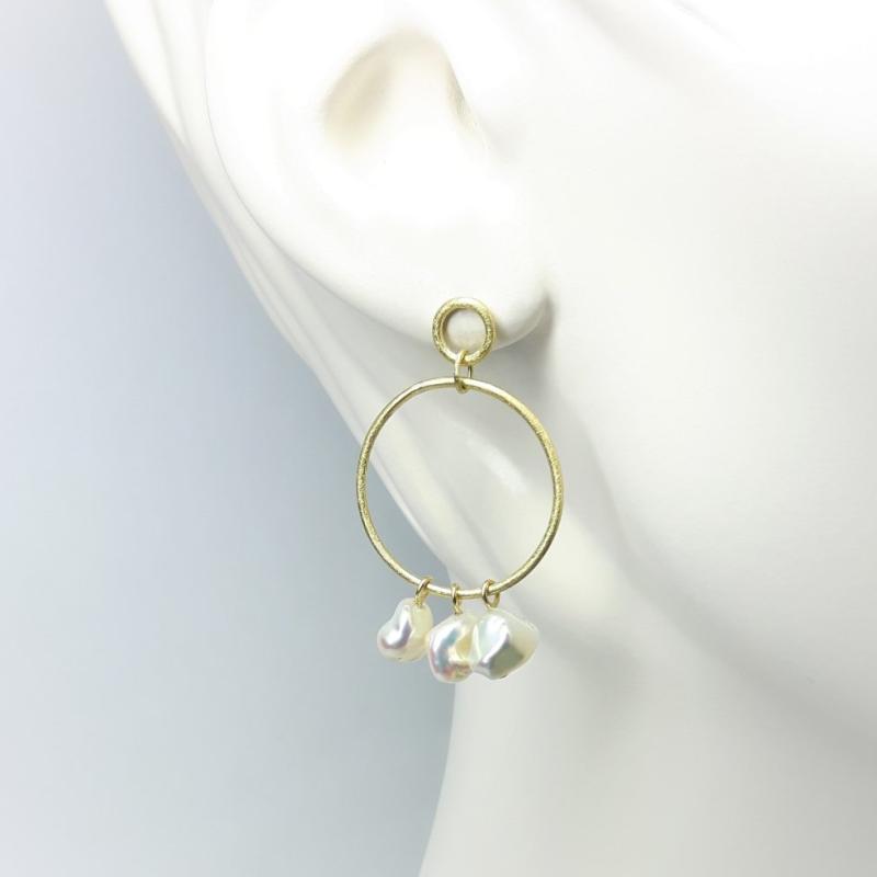 Boucles d'oreilles en or jaune 18kt et perles de culture d'eau douce. Pièce unique.