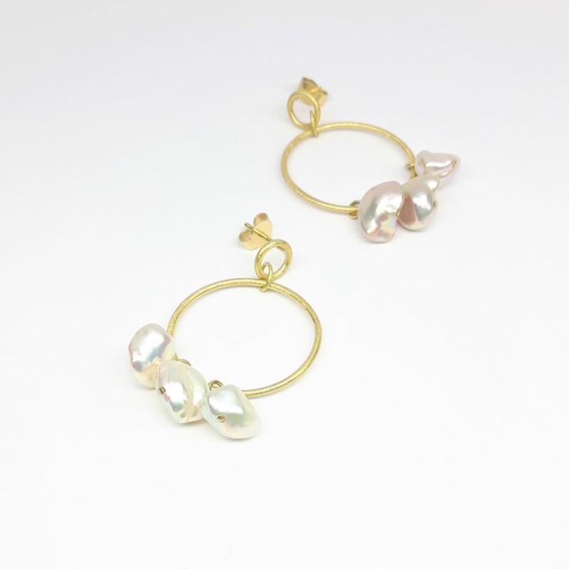 Boucles d'oreilles en or jaune 18kt et perles de culture d'eau douce. Pièce unique.
