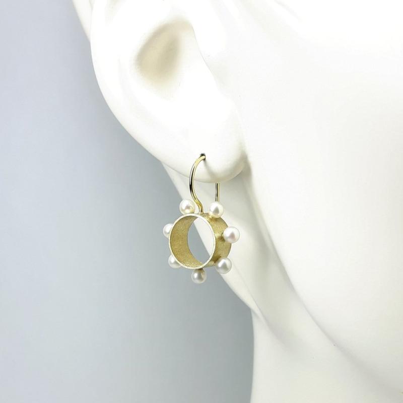 Boucles d'oreilles en or jaune 18kt et perles akoya Ø3,5mm.