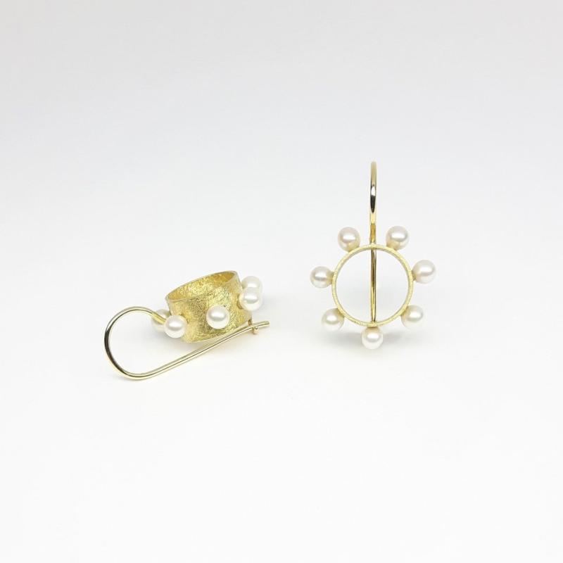 Boucles d'oreilles en or jaune 18kt et perles akoya Ø3,5mm.