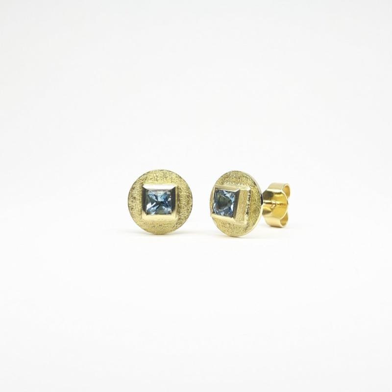 Boucles d'oreilles en or jaune 18kt et aigue-marine en taille princesse.