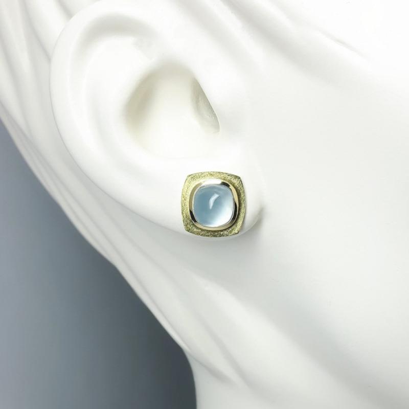 Boucles d'oreilles, or jaune 18kt et aigue-marine. Pièce unique.