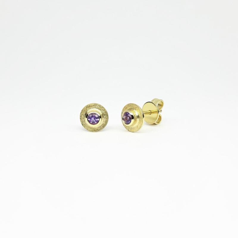 Boucles d'oreilles en or jaune 18kt et améthyste.