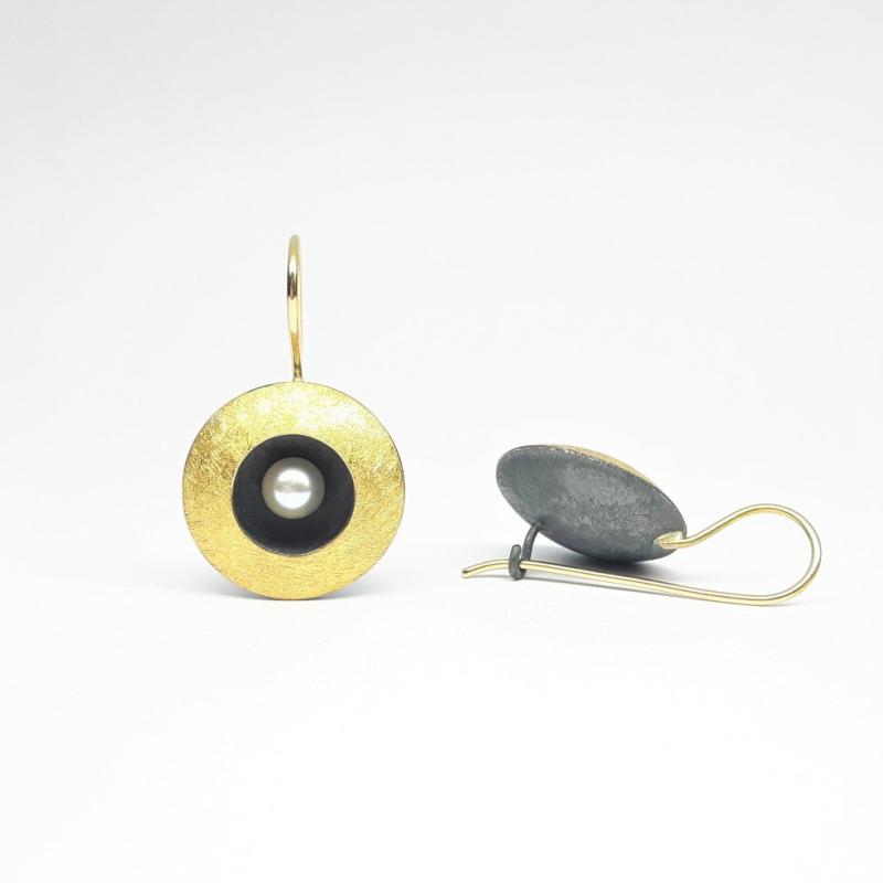 Boucles d'oreilles en argent, or fin, or 18kt et perles akoya. Pièce unique.