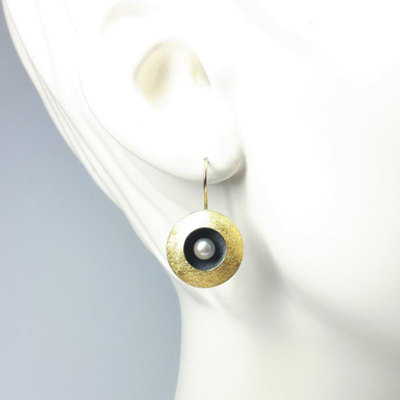 Boucles d'oreilles en argent, or fin, or 18kt et perles akoya. Pièce unique.