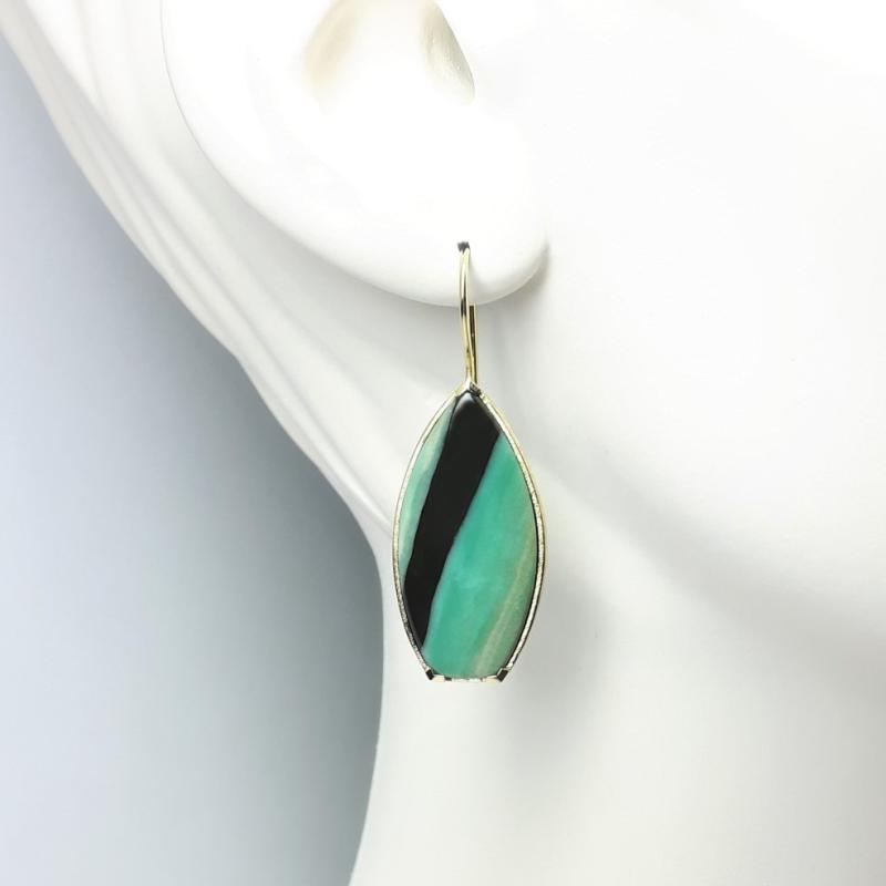 Boucles d'oreilles en or jaune 18kt, bois pétrifié opalisé. Pièce unique.