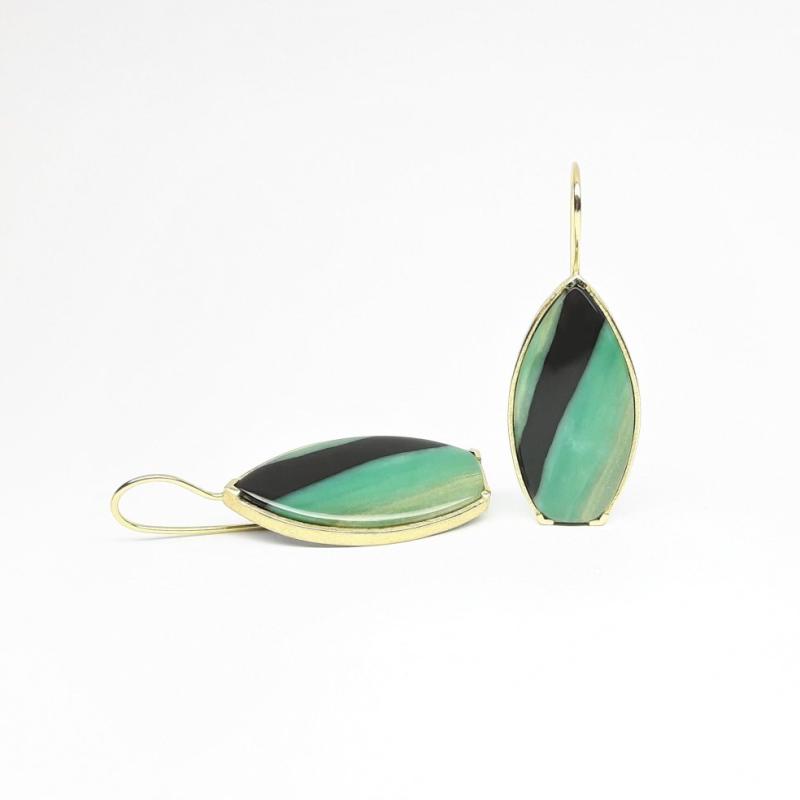 Boucles d'oreilles en or jaune 18kt, bois pétrifié opalisé. Pièce unique.