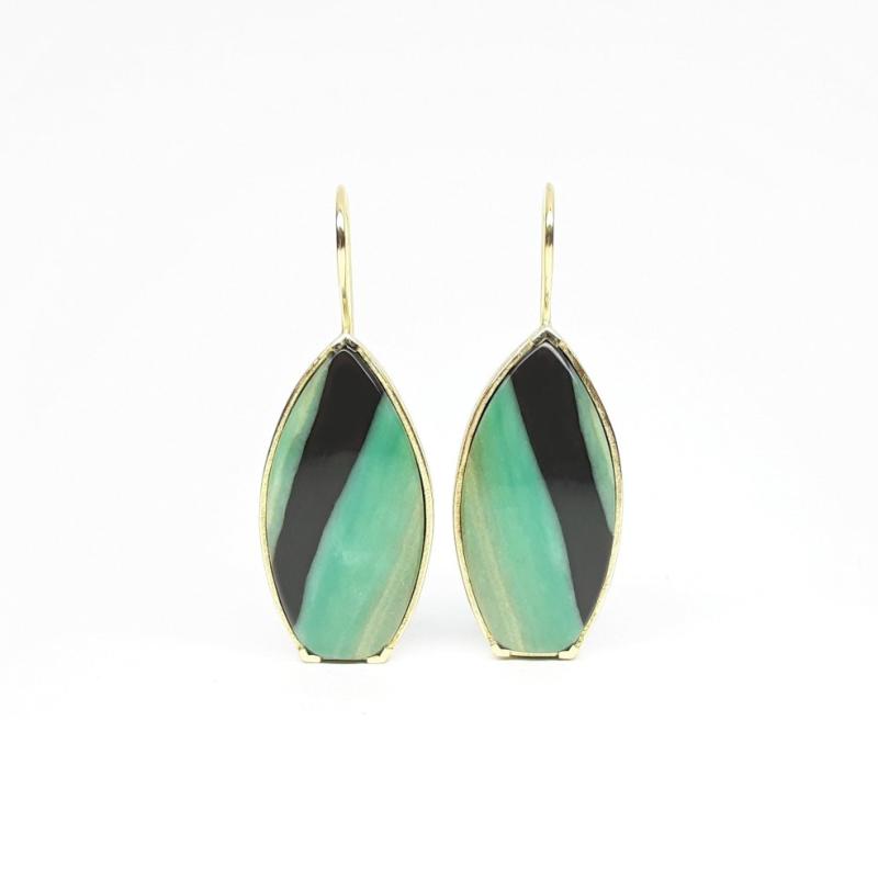 Boucles d'oreilles en or jaune 18kt, bois pétrifié opalisé. Pièce unique.