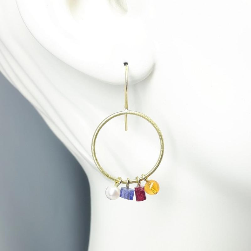 Boucles d'oreilles en or jaune 18kt, opale de feu, tanzanite, tourmaline et perles. Pièce unique.