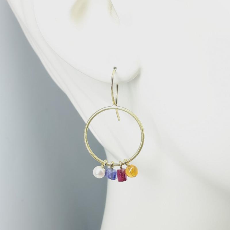 Boucles d'oreilles en or jaune 18kt, opale de feu, tanzanite, tourmaline et perles. Pièce unique.