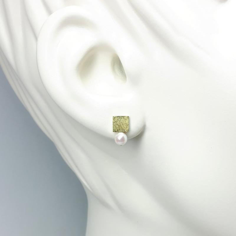 Boucles d'oreilles carrées, or jaune 18kt et perles d'eau douce Ø5mm.