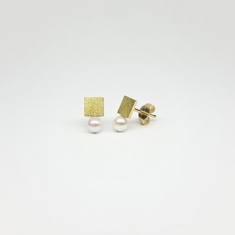 Boucles d'oreilles carrées, or jaune 18kt et perles d'eau douce Ø5mm.