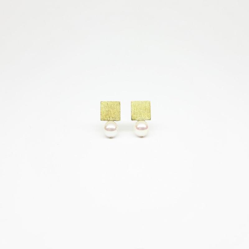 Boucles d'oreilles carrées, or jaune 18kt et perles d'eau douce Ø5mm.