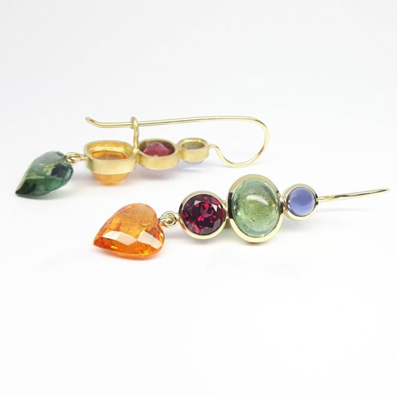 Boucles d'oreilles en or jaune 18kt, grenat mandarin, tourmaline, rhodolite et iolite. Pièce unique.