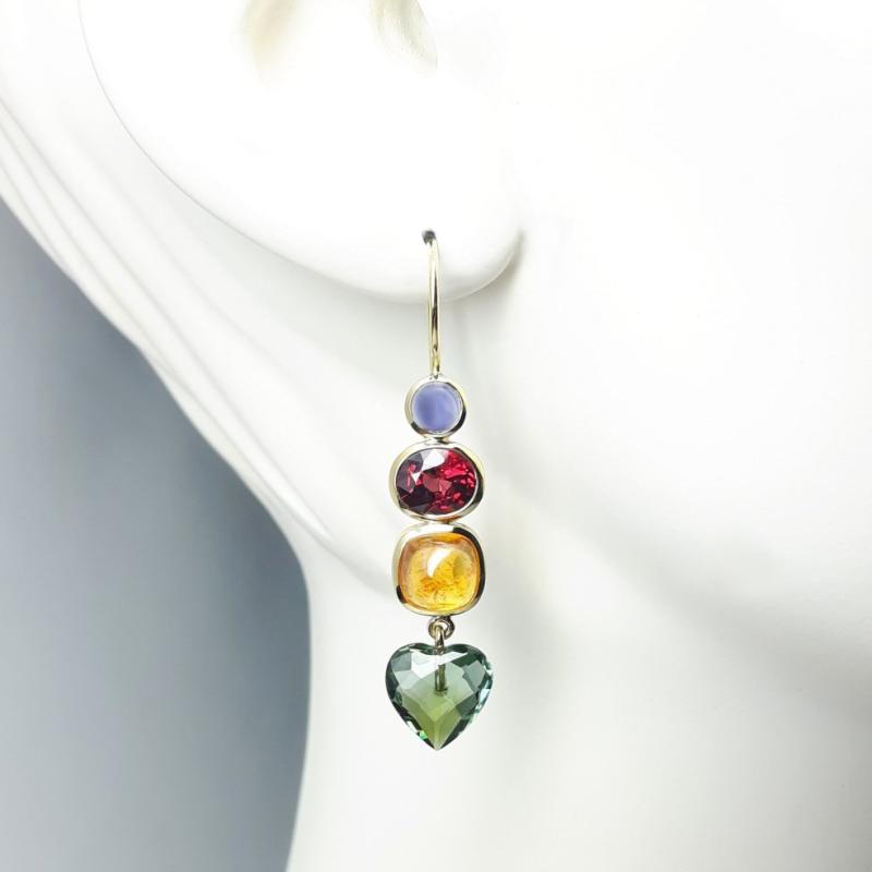 Boucles d'oreilles en or jaune 18kt, grenat mandarin, tourmaline, rhodolite et iolite. Pièce unique.