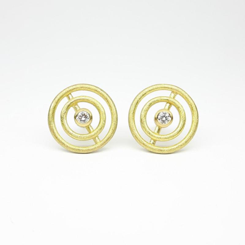 Boucles d'oreilles en or jaune 18kt et brillants. Pièce unique.