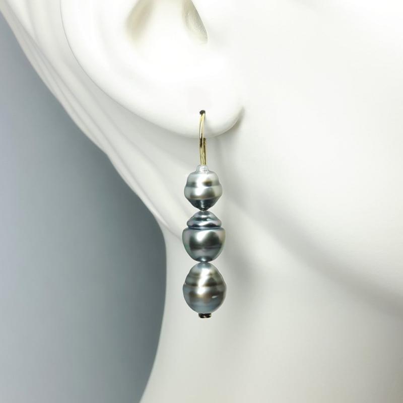 Boucles d 'oreilles en or jaune 18kt et perles de Tahiti. Pièce unique.