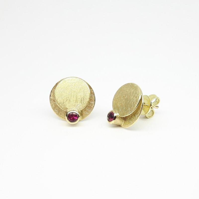 Boucles d'oreilles en or jaune 18kt et tourmaline rose.