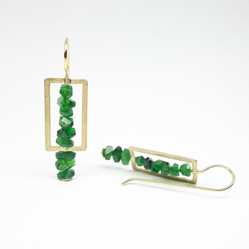Boucles d'oreilles en or jaune 18kt et tsavorites de très belle qualité. Pièce unique.