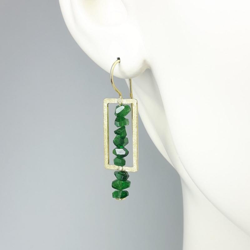 Boucles d'oreilles en or jaune 18kt et tsavorites de très belle qualité. Pièce unique.