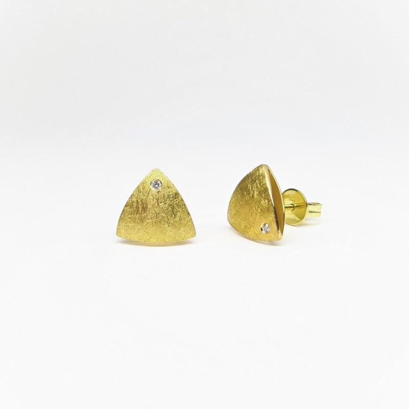Boucle d'oreilles triangles en or jaune et diamants.