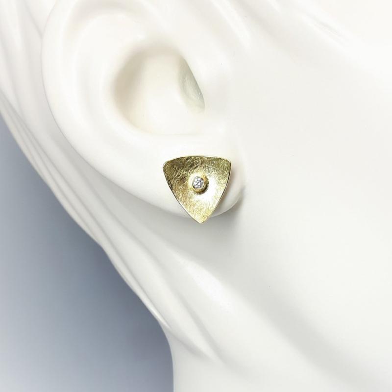 Boucles d'oreilles triangulaires, or jaune 18kt et brillants.