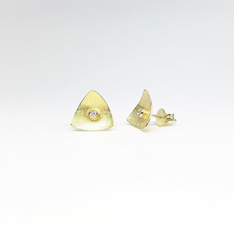 Boucles d'oreilles triangulaires, or jaune 18kt et brillants.