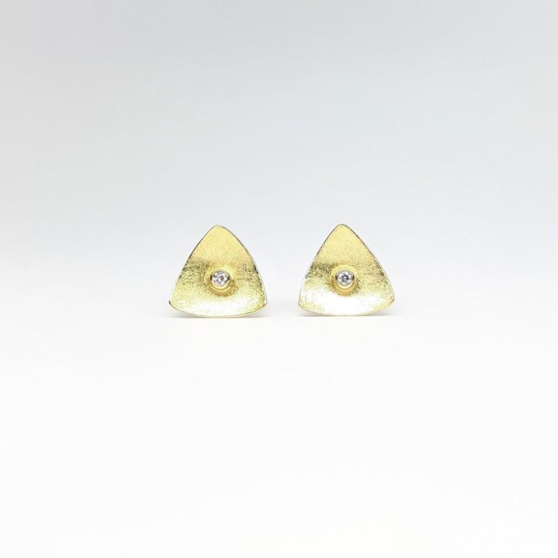 Boucles d'oreilles triangulaires, or jaune 18kt et brillants.