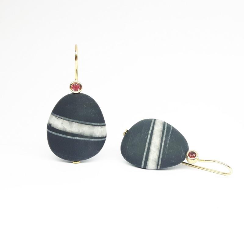 Boucles d'oreilles en or jaune 18kt, galets et tourmaline rose. Pièce unique.