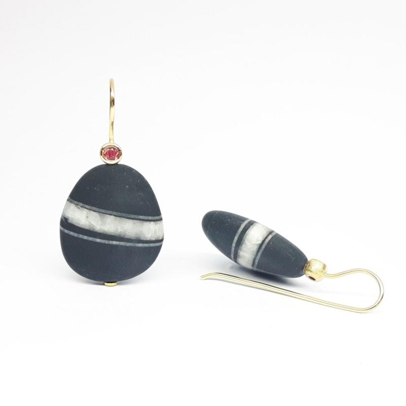 Boucles d'oreilles en or jaune 18kt, galets et tourmaline rose. Pièce unique.