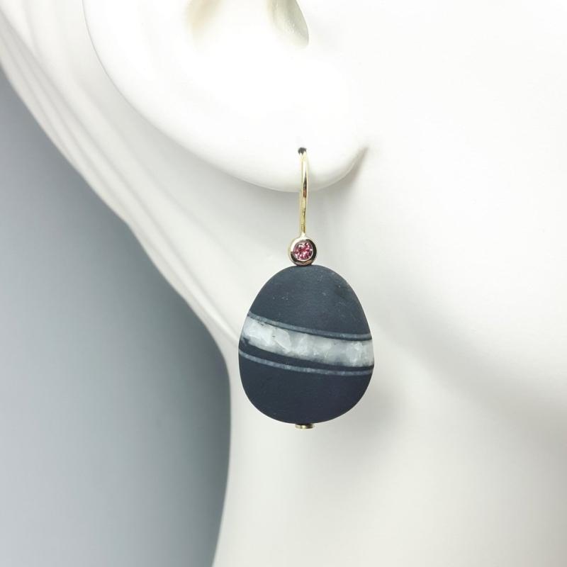 Boucles d'oreilles en or jaune 18kt, galets et tourmaline rose. Pièce unique.