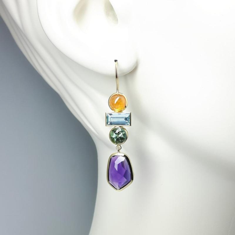 Boucles d'oreilles en or jaune 18kt, grenat mandarin, aigue-marine, tourmaline et améthyste cocktail cut. Pièce unique.