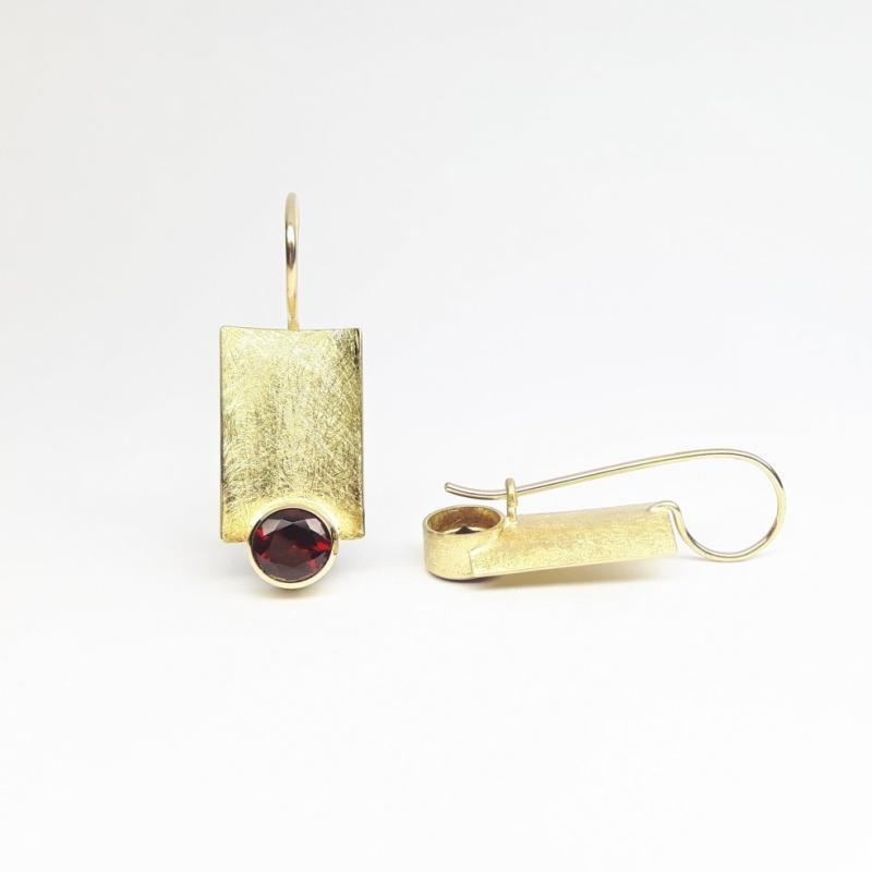 Boucles d'oreilles en or jaune 18kt et grenat rouge.