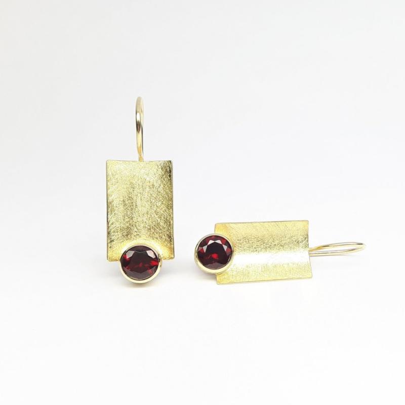 Boucles d'oreilles en or jaune 18kt et grenat rouge.