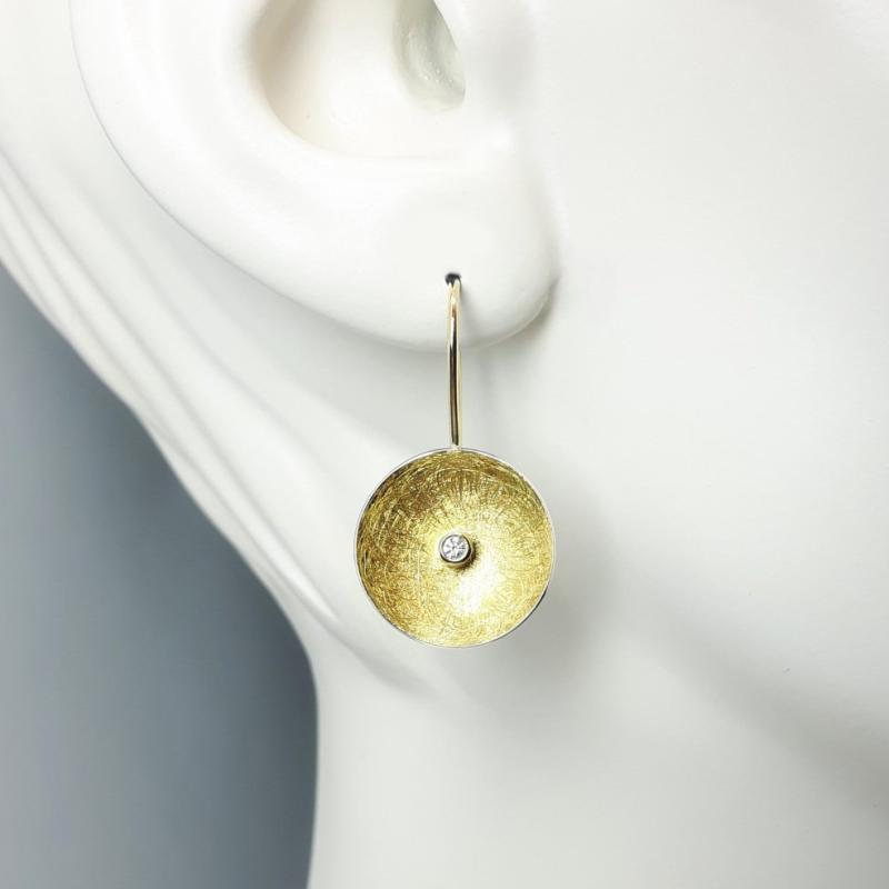 Boucles d'oreilles en argent 925/-, or fin, or jaune 18kt et diamants.