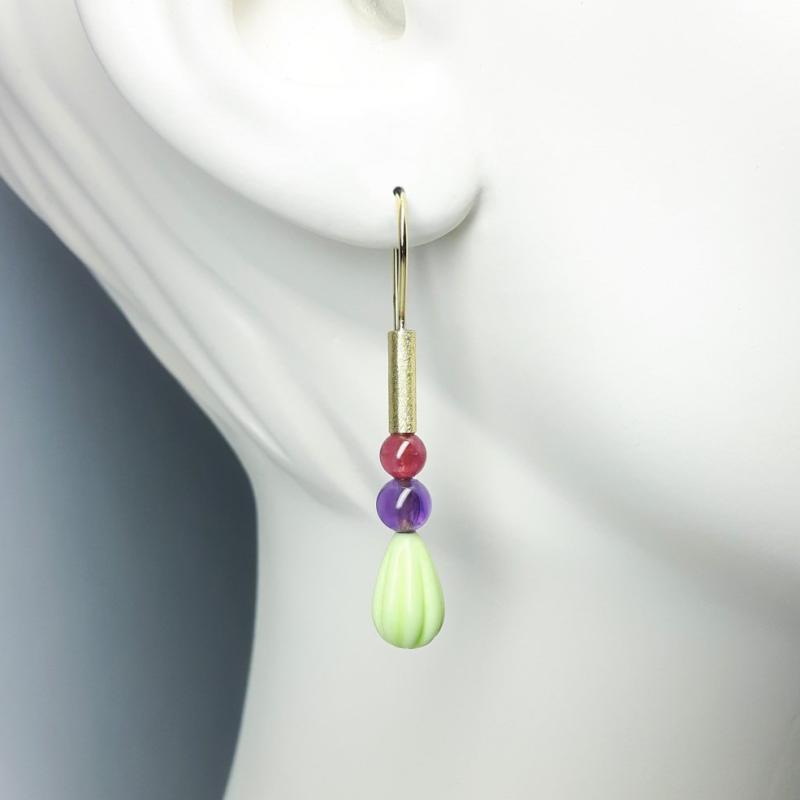 Boucles d'oreilles en or jaune 18kt, pampilles en chrysoprase, améthyste et tourmaline. Pièce unique.
