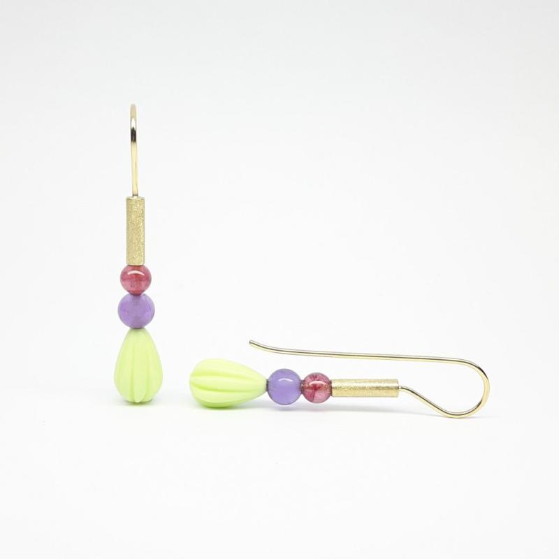 Boucles d'oreilles en or jaune 18kt, pampilles en chrysoprase, améthyste et tourmaline. Pièce unique.