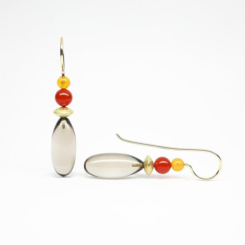 Boucles d'oreilles en or jaune 18kt, pampilles en quartz fumé, opale de feu et cornaline. Pièce unique.