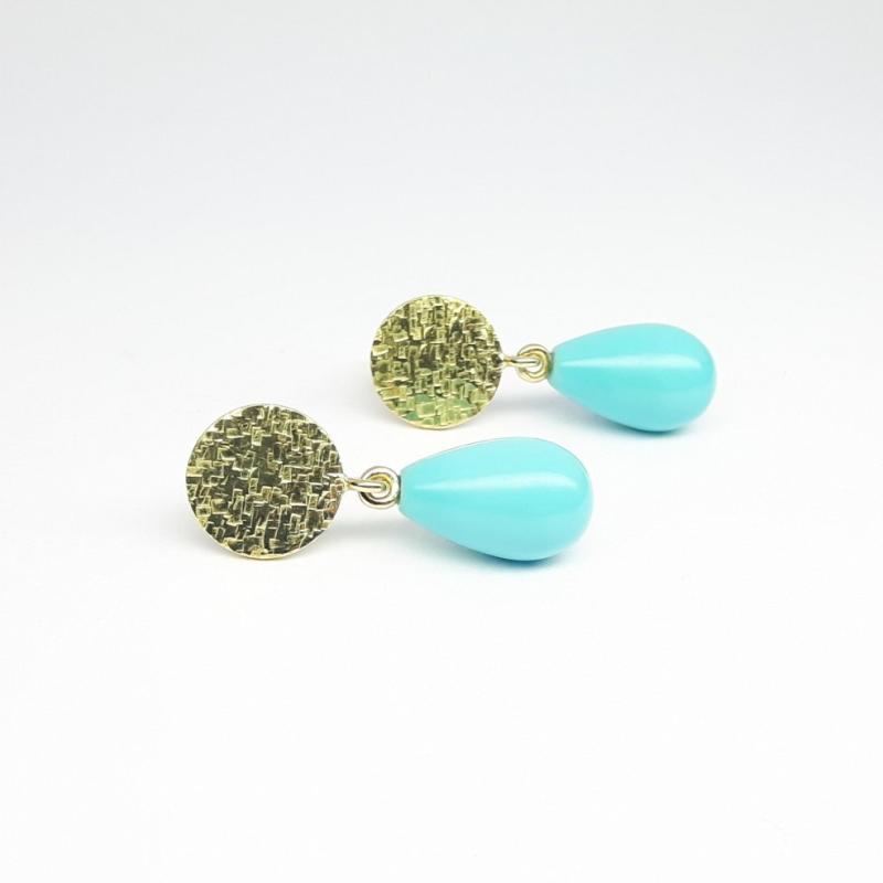 Boucles d'oreilles en or jaune 18kt martelé et pampilles en turquoise. Pièce unique.