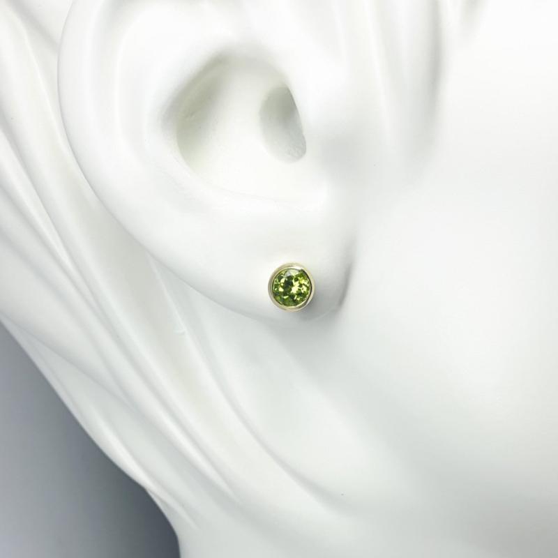 Boucles d'oreilles en or jaune 18kt et péridot Ø5mm.