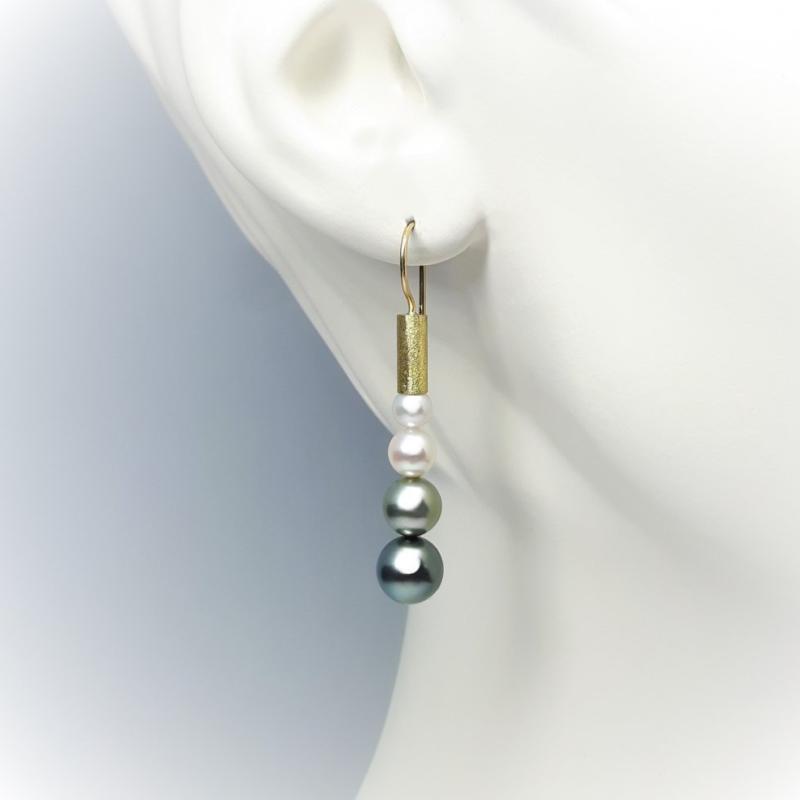 Boucles d'oreilles en or jaune 18kt, perles Akoya et Tahiti.