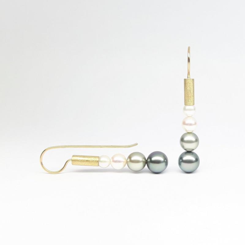 Boucles d'oreilles en or jaune 18kt, perles Akoya et Tahiti.