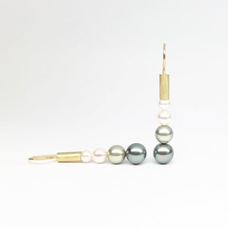 Boucles d'oreilles en or jaune 18kt, perles Akoya et Tahiti.