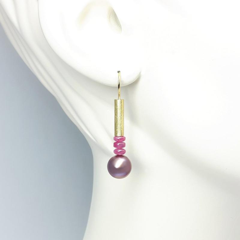 Boucles d'oreilles en or jaune 18kt, spinelle et perles d'eau douce Edison. Pièce unique.