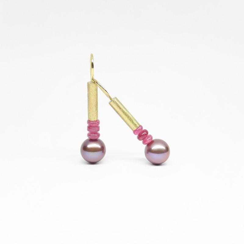 Boucles d'oreilles en or jaune 18kt, spinelle et perles d'eau douce Edison. Pièce unique.